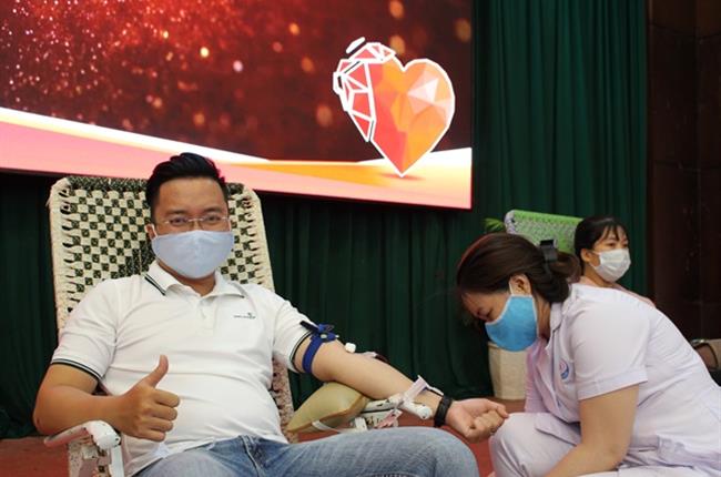 Vietcombank Kiên Giang tham gia hiến máu trong chương trình “Hành trình đỏ” năm 2021