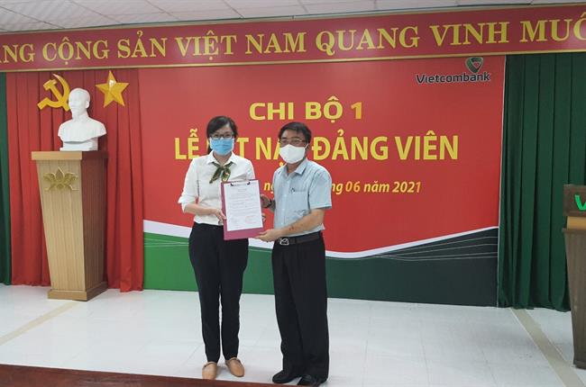 Vietcombank Vũng Tàu tổ chức Lễ kết nạp Đảng viên mới năm 2021