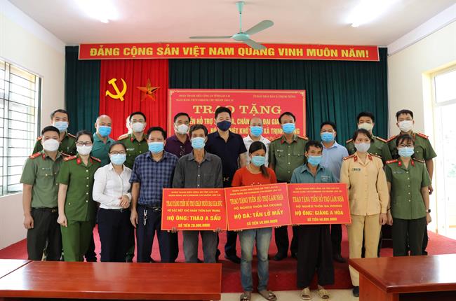 Vietcombank Lào Cai phối hợp với Đoàn thanh niên công an tỉnh hỗ trợ hộ nghèo tại xã Trịnh Tường, huyện Bát Xát, Lào Cai 