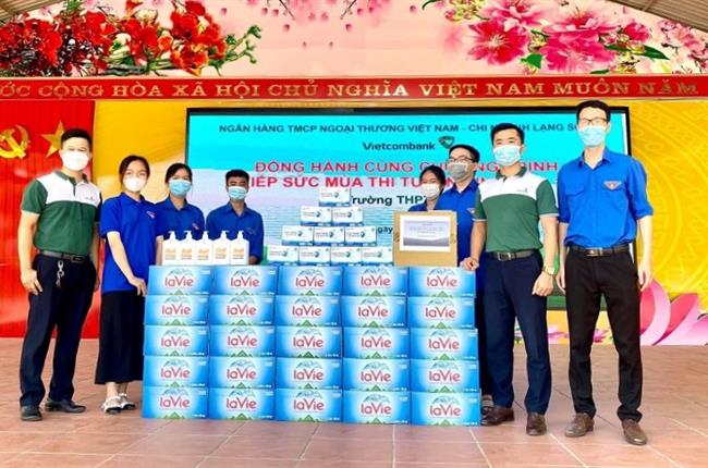 Đoàn Thanh niên Vietcombank Lạng Sơn tham gia chương trình tiếp sức mùa thi năm 2021 