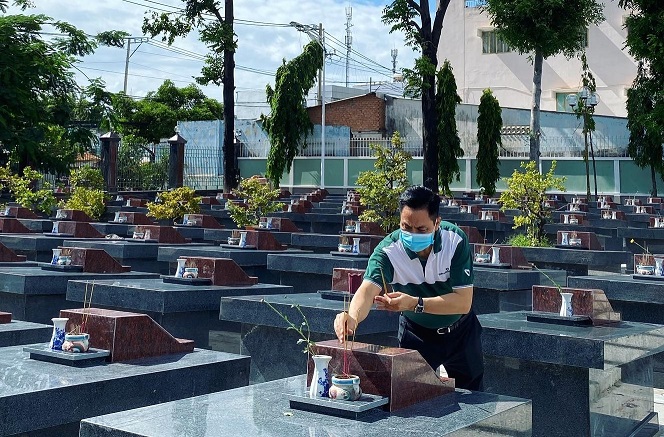 Vietcombank Tân Sài Gòn dâng hương tưởng niệm các anh hùng liệt sĩ