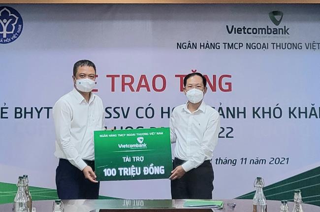 Vietcombank Kon Tum trao trặng thẻ bảo hiểm y tế cho học sinh sinh viên có hoàn cảnh khó khăn trên địa bàn thành phố Kon Tum