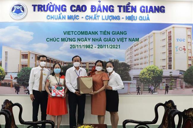 Vietcombank Tiền Giang chúc mừng ngày Nhà giáo Việt Nam tại trường Cao đẳng Tiền Giang