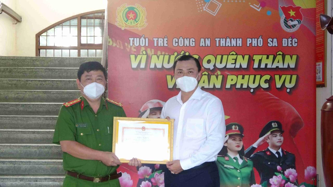 Phòng Giao dịch Sa Đéc - Vietcombank Đồng Tháp được khen thưởng thành tích trong đấu tranh phòng chống tội phạm