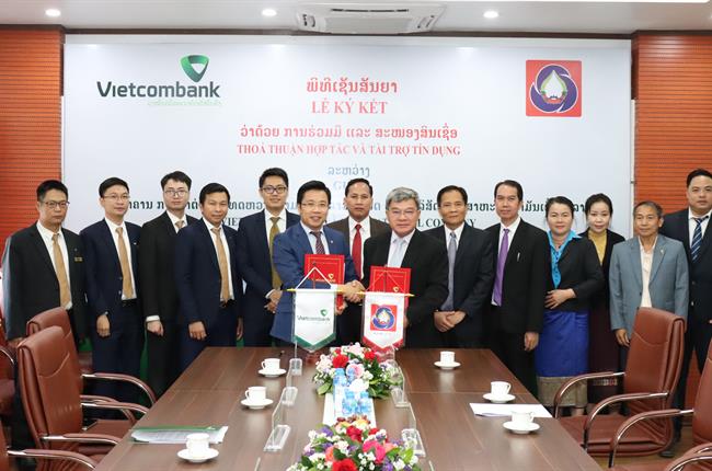 Lễ ký kết thỏa thuận hợp tác và tài trợ tín dụng giữa Vietcombank Lào và Tổng Công ty Xăng dầu Nhà nước Lào