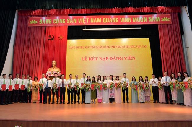 Đảng ủy Vietcombank TSC tổ chức giáo dục chính trị và lễ kết nạp 26 đảng viên mới tại Bảo tàng Lịch sử Quốc gia