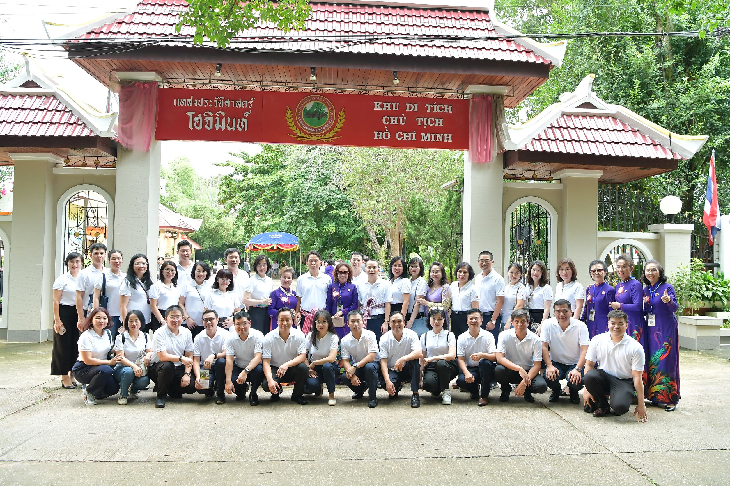 Đoàn công tác của Đảng bộ Trụ sở chính Vietcombank làm việc với Vietcombank Lào và tổ chức Lễ dâng hương Chủ tịch Hồ Chí Minh tại Khu di tích Chủ tịch Hồ Chí Minh - Udon Thani, Vương quốc Thái Lan 