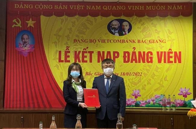 Đảng bộ Vietcombank Bắc Giang tổ chức lễ kết nạp Đảng viên mới