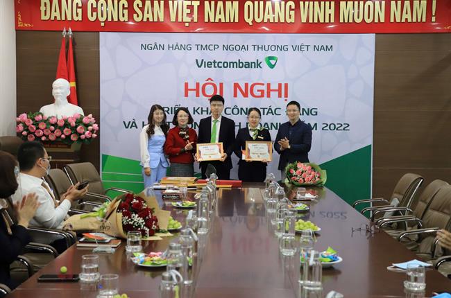Vietcombank Nam Hải Phòng tổ chức lễ tổng kết và trao giải công tác bảo hiểm nhân thọ năm 2021 