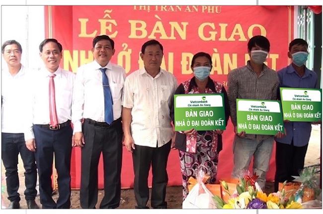 Vietcombank xây dựng 11 nhà đại đoàn kết cho hộ nghèo tại tỉnh An Giang
