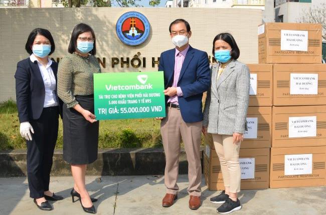 Vietcombank Hải Dương trao tặng 5.000 khẩu trang N95 cho Bệnh viện Phổi Hải Dương