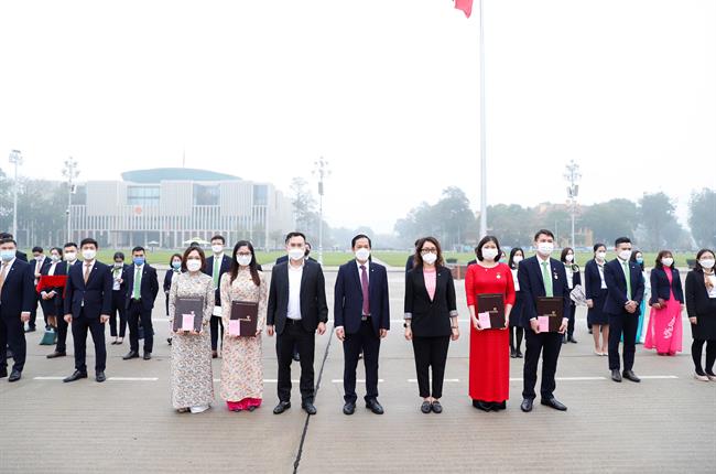 Đảng bộ Vietcombank Chương Dương tổ chức lễ kết nạp đảng viên mới tại quảng trường Ba Đình lịch sử
