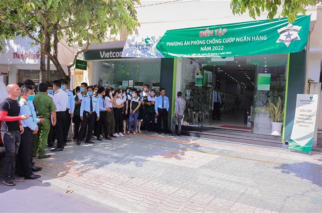 Vietcombank Bến Tre tổ chức diễn tập phương án phòng chống cướp ngân hàng