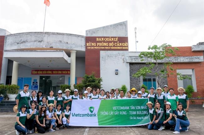 Vietcombank Tân Sơn Nhất hưởng ứng chương trình trồng 1 tỷ cây xanh