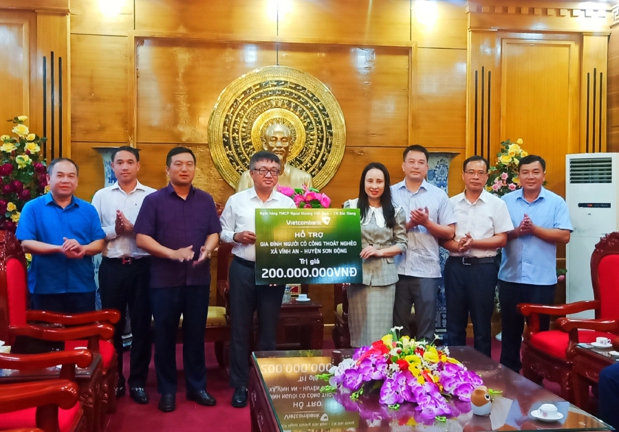 Vietcombank Bắc Giang trao 200 triệu đồng hỗ trợ gia đình người có công với cách mạng 