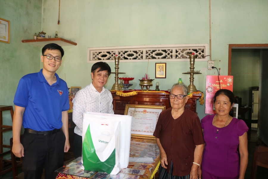 Vietcombank Bình Định thăm Mẹ Việt Nam anh hùng nhân dịp 27/07