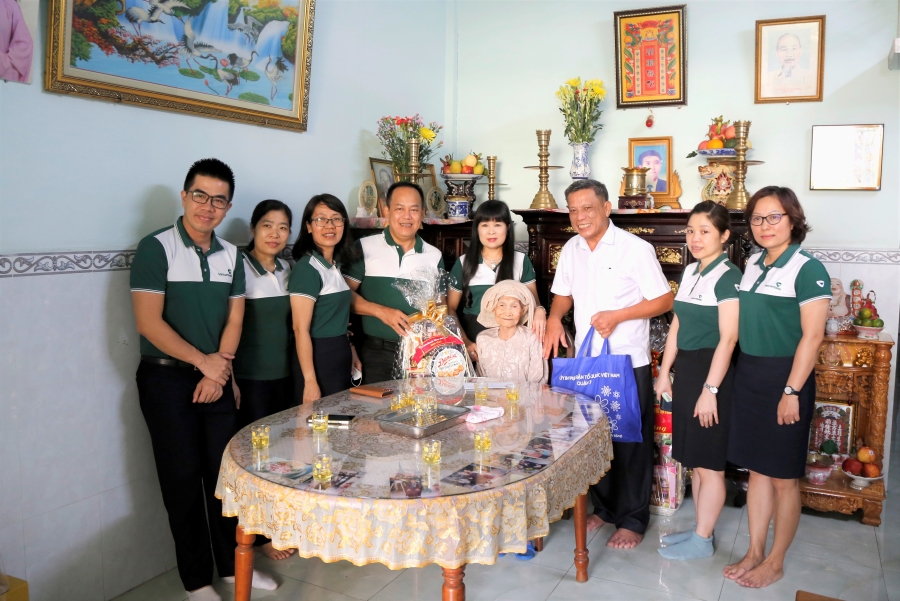 Vietcombank Nam Sài Gòn tổ chức thăm hỏi Mẹ Việt Nam anh hùng nhân ngày Thương binh - Liệt sĩ