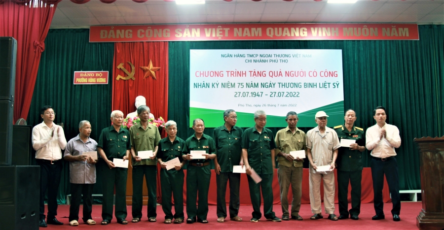 Vietcombank Phú Thọ thăm hỏi, tặng quà các thương bệnh binh và hỗ trợ các gia đình liệt sĩ