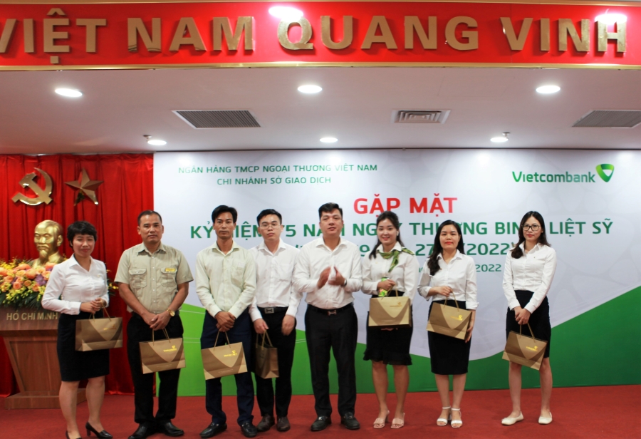 Vietcombank Sở giao dịch tổ chức Lễ kỷ niệm 75 năm ngày Thương binh - Liệt sĩ