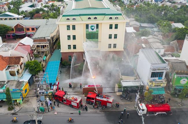 Vietcombank Quảng Ngãi tổ chức diễn tập chữa cháy và cứu nạn, cứu hộ 