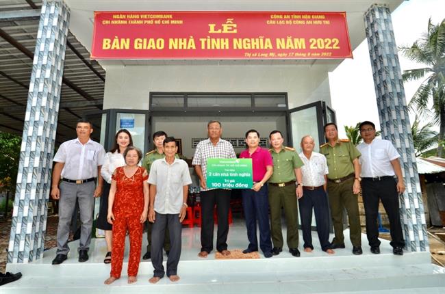 Vietcombank Tp. Hồ Chí Minh trao tặng nhà tình nghĩa cho cán bộ hưu trí công an tỉnh Hậu Giang có hoàn cảnh khó khăn