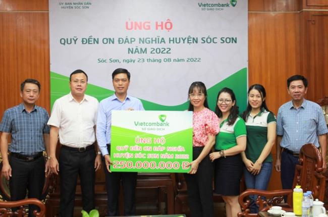  Vietcombank ủng hộ Quỹ “Đền ơn đáp nghĩa” huyện Sóc Sơn