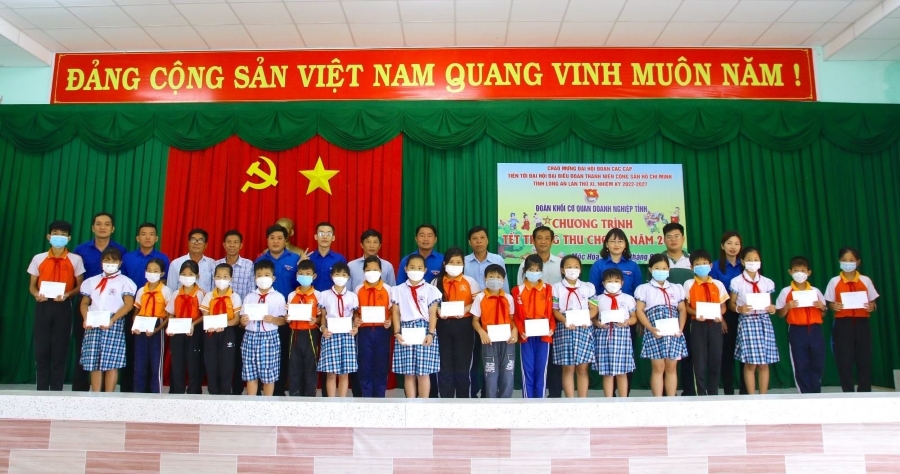 Vietcombank Long An tặng quà trung thu cho trẻ em nghèo