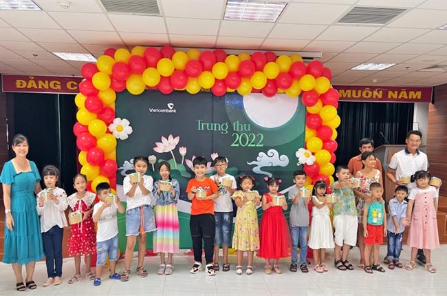 Vietcombank Trà Vinh tổ chức chương trình trung thu cho con của CBNV 