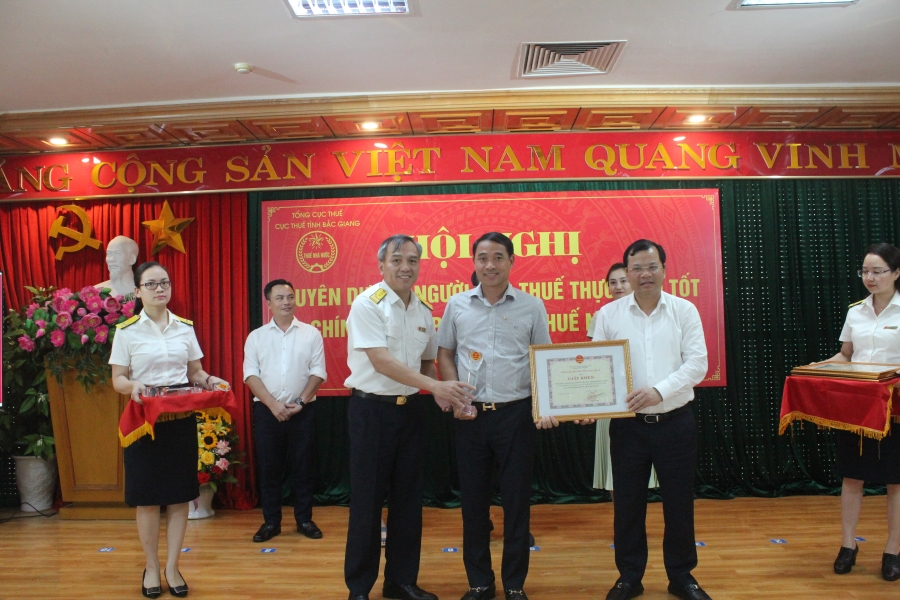 Vietcombank Bắc Giang nhận giấy khen của Tổng cục thuế