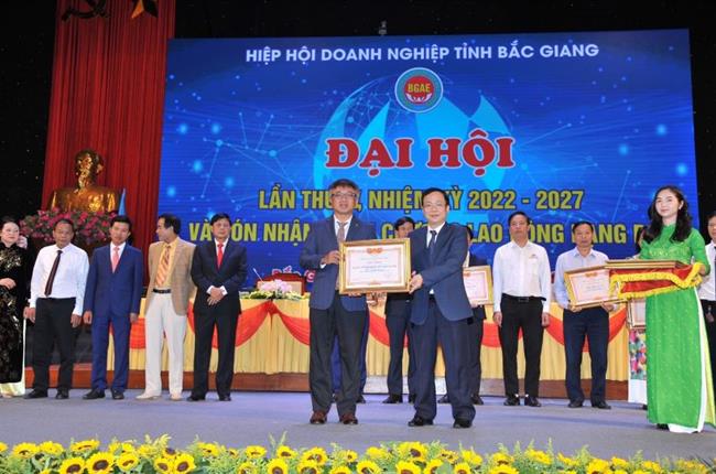 Vietcombank Bắc Giang nhận Bằng khen của Chủ tịch VCCI
