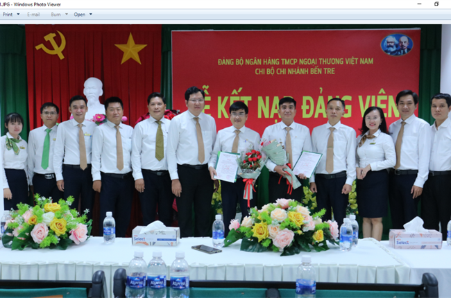 Chi bộ Vietcombank Bến Tre tổ chức kết nạp đảng viên mới