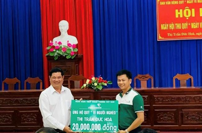 Vietcombank Long An trao tặng 20 triệu đồng cho Quỹ Vì người nghèo thị trấn Đức Hòa