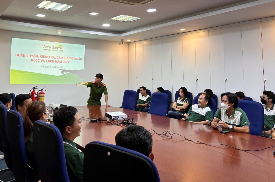 Vietcombank Tân Sơn Nhất tổ chức huấn luyện và diễn tập phương án PCCC & CNCH