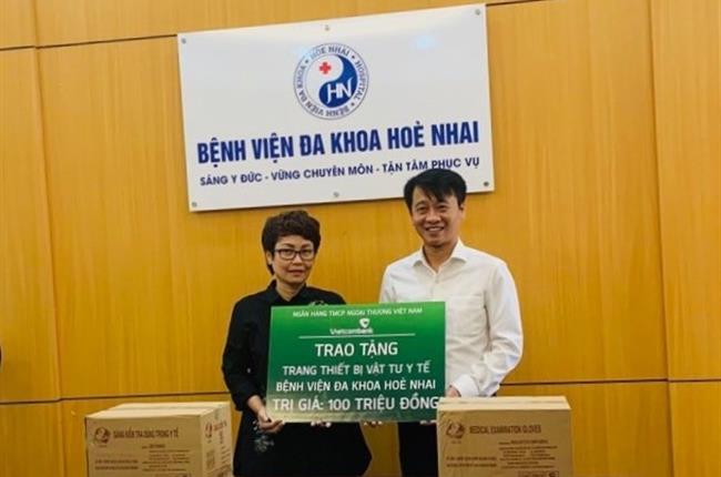 Vietcombank Hưng Yên tài trợ vật tư y tế cho Bệnh viện Đa khoa Hòe Nhai