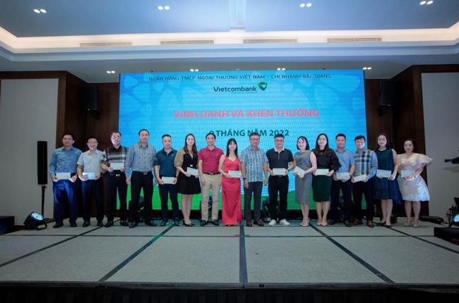 Vietcombank Bắc Giang vinh danh khen thưởng 9 tháng  