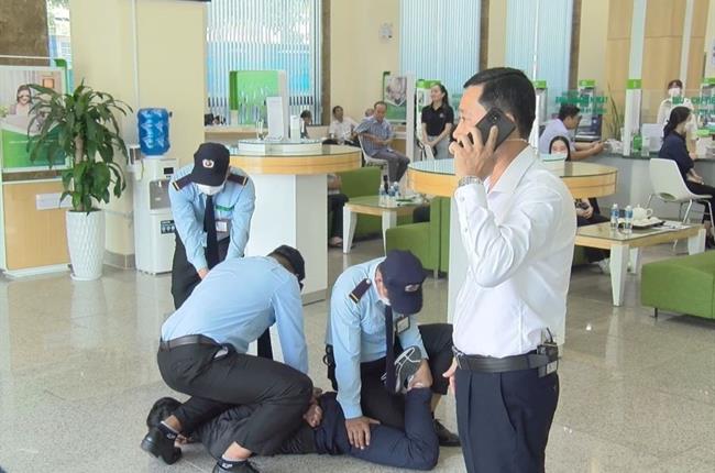 Vietcombank Đồng Tháp diễn tập xử lý tình huống phòng, chống cướp tài sản  