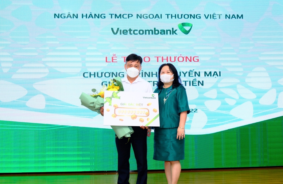Vietcombank Đồng Nai trao giải đặt biệt trị giá 600 triệu đồng cho khách hàng may mắn trong chương trình “Gửi tiền trúng tiền”