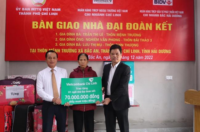 Vietcombank Chí Linh trao tặng 2 ngôi nhà đại đoàn kết tại xã Bắc An, thành phố Chí Linh