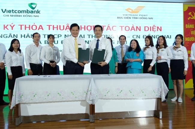 Vietcombank Đồng Nai và Bưu điện tỉnh ký kết thỏa thuận hợp tác toàn diện