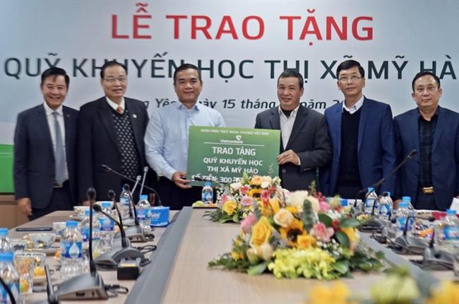 Vietcombank Hưng Yên trao tặng 300 triệu đồng cho quỹ khuyến học thị xã Mỹ Hào 