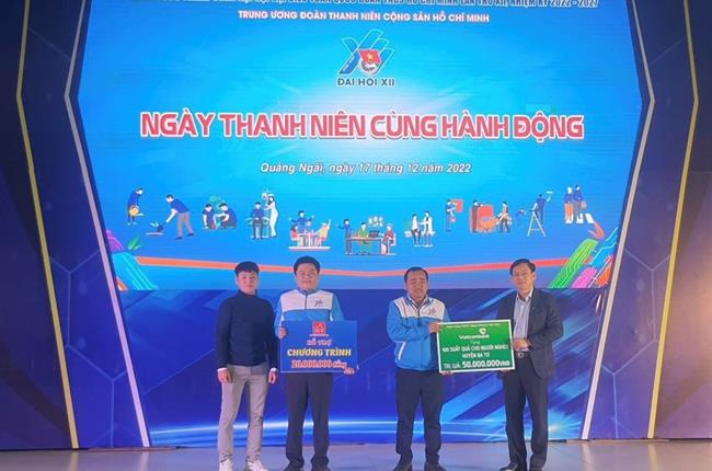 Vietcombank Quảng Ngãi trao 100 suất quà cho hộ dân có hoàn cảnh khó khăn tại huyện Ba Tơ