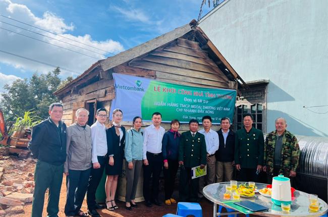 Vietcombank Đăk Nông khởi công xây dựng nhà tình thương tặng gia đình cựu chiến binh có hoàn cảnh khó khăn