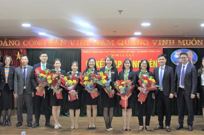Đảng bộ Vietcombank Thăng Long tổ chức lễ kết nạp đảng viên mới