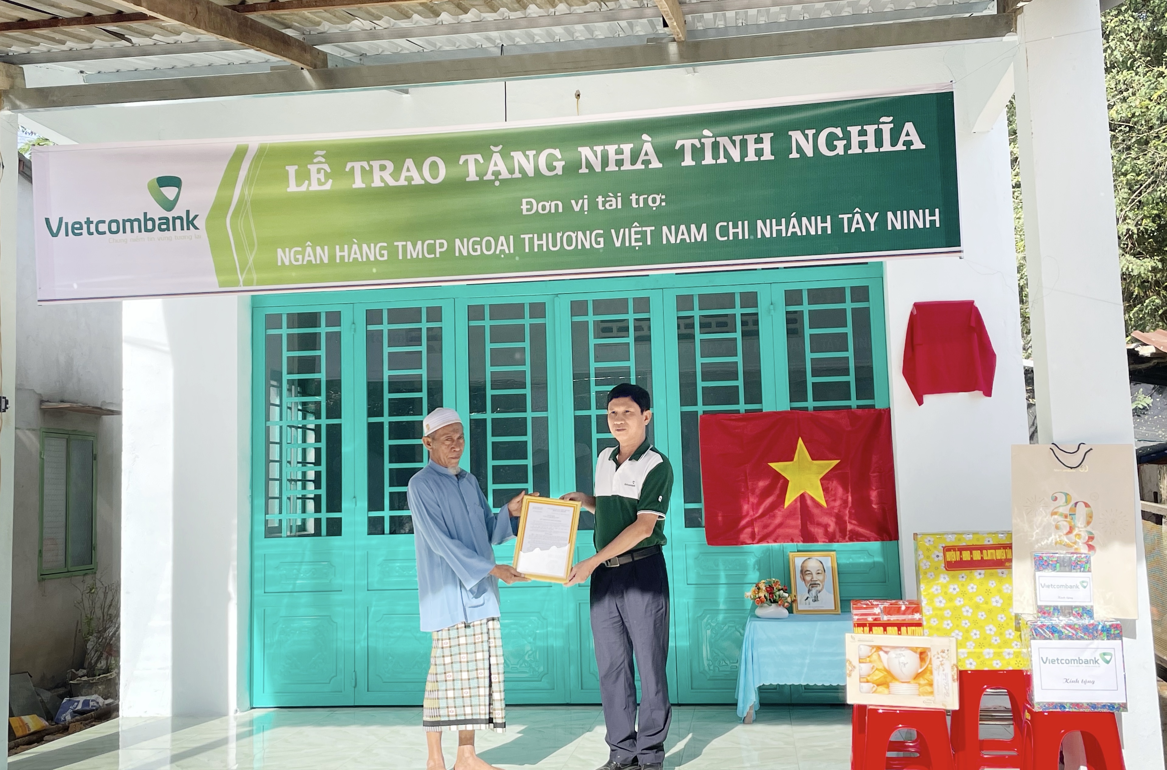 Vietcombank Tây Ninh trao tặng nhà tình nghĩa, nhà đại đoàn kết cho hộ nghèo