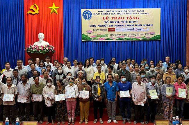 Vietcombank An Giang trao tặng thẻ  BHYT cho người dân có hoàn cảnh khó khăn