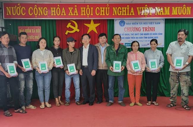 Vietcombank Quảng Ngãi trao tặng sổ BHXH, thẻ  BHYT cho người dân có hoàn cảnh khó khăn