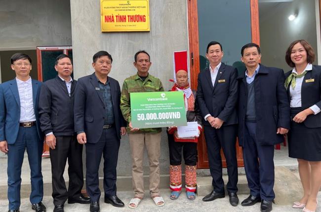 Vietcombank Móng Cái đồng hành cùng người nghèo đón Tết