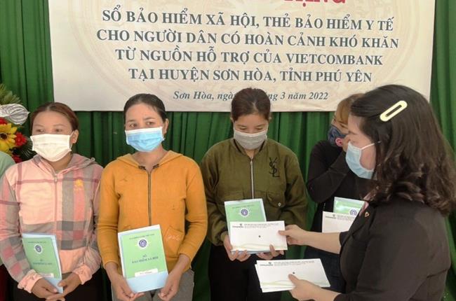 Vietcombank Phú Yên phối hợp với Bảo hiểm xã hội trao tặng 172 sổ BHXH và 1180 thẻ BHYT cho người dân có hoàn cảnh khó khăn