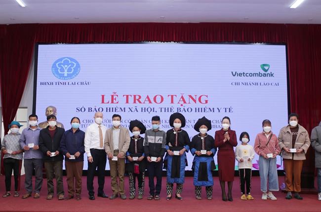Vietcombank Lào Cai phối hợp với BHXH tỉnh Lai Châu trao tặng sổ BHXH và thẻ BHYT cho người dân có hoàn cảnh khó khăn