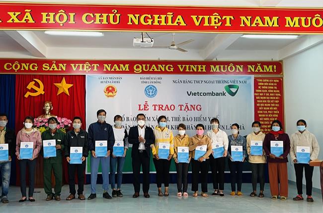Vietcombank Lâm Đồng trao tặng sổ BHXH, thẻ BHYT cho người dân có hoàn cảnh khó khăn